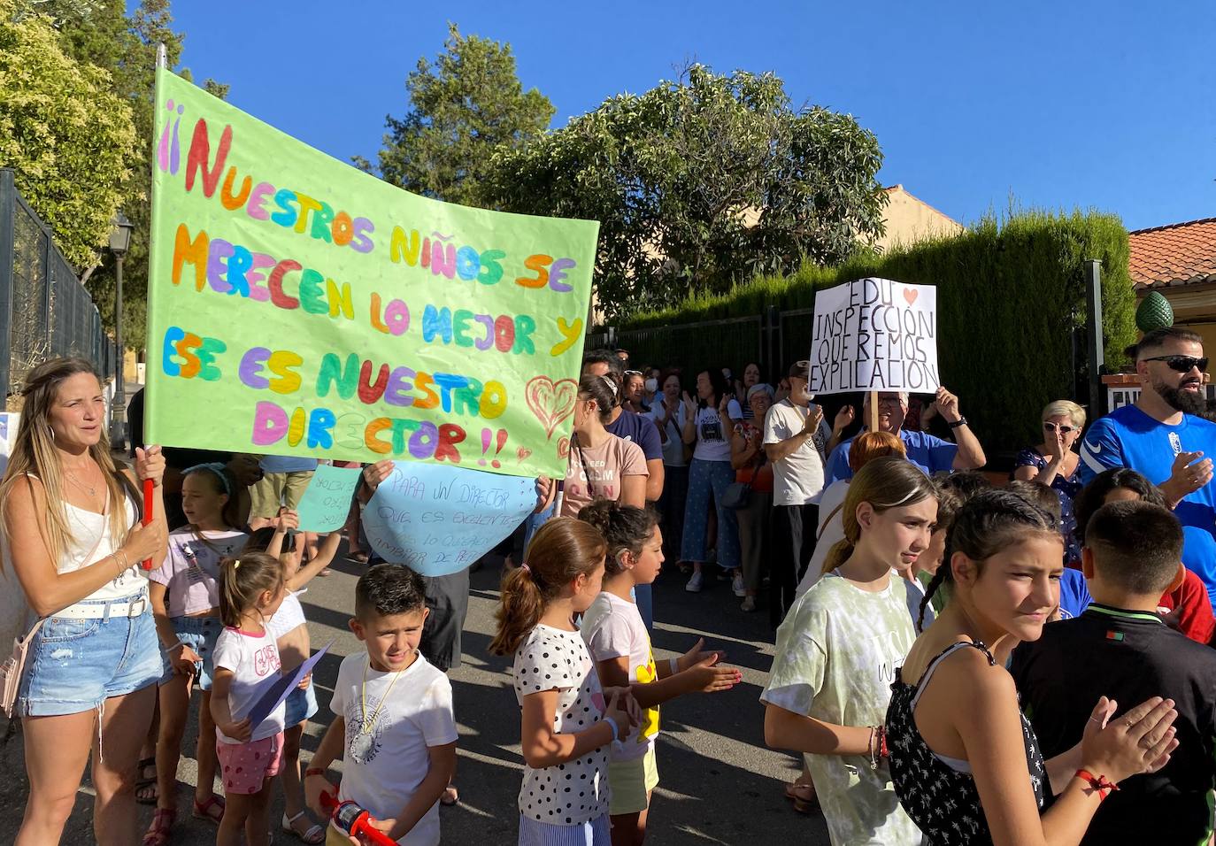 Protesta de madres y padres del colegio Nuestra Señora de las Angustias por el relevo del director.