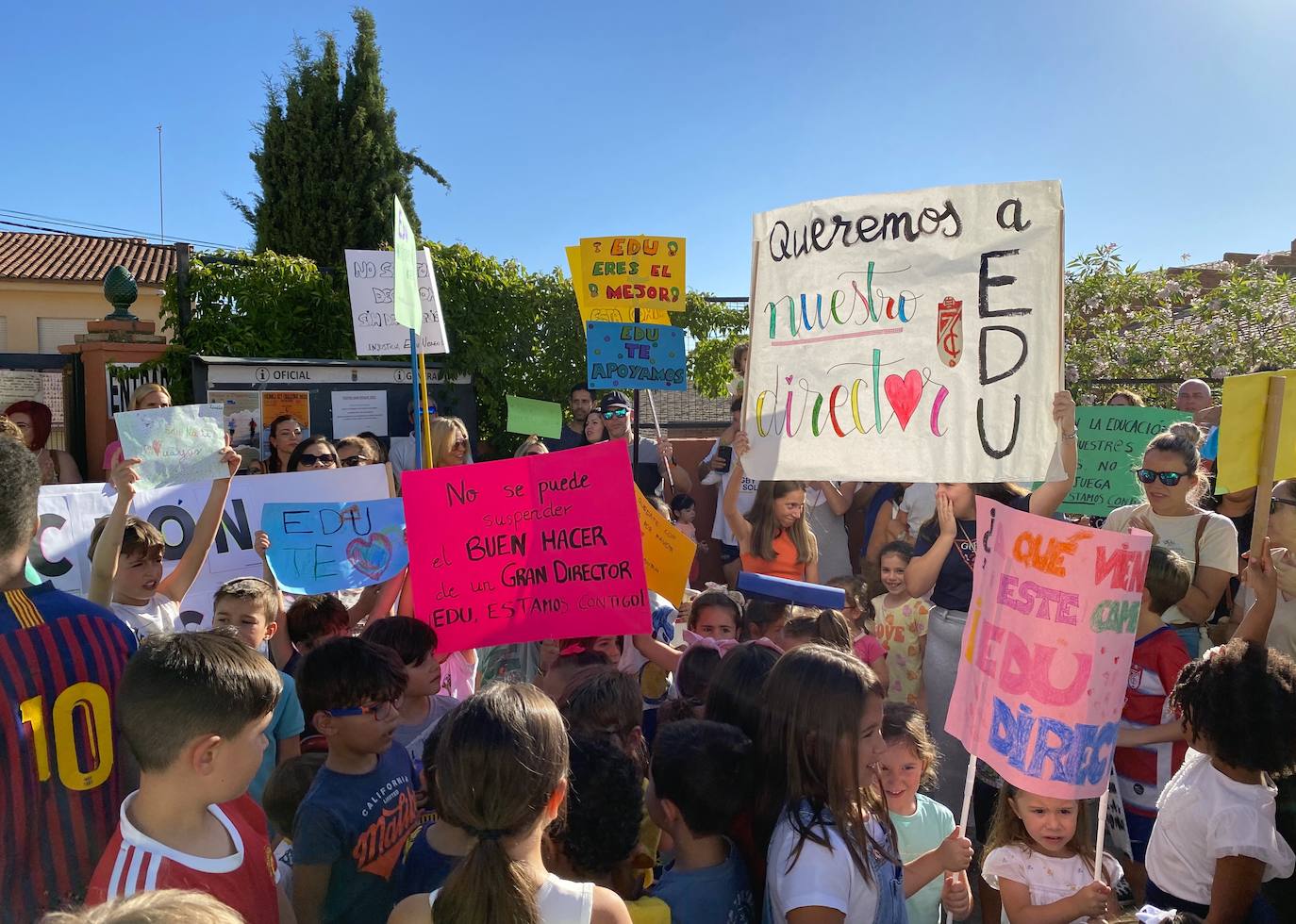 Protesta de madres y padres del colegio Nuestra Señora de las Angustias por el relevo del director.