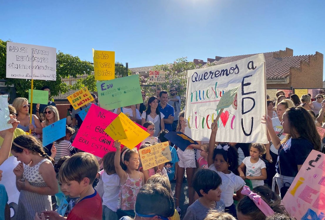 Protesta de madres y padres del colegio Nuestra Señora de las Angustias por el relevo del director.