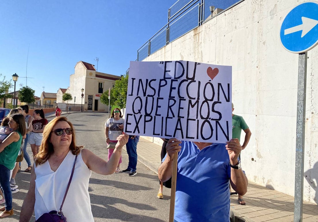 Protesta de madres y padres del colegio Nuestra Señora de las Angustias por el relevo del director.
