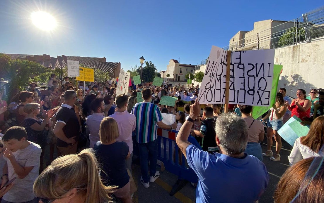Protesta de madres y padres del colegio Nuestra Señora de las Angustias por el relevo del director.