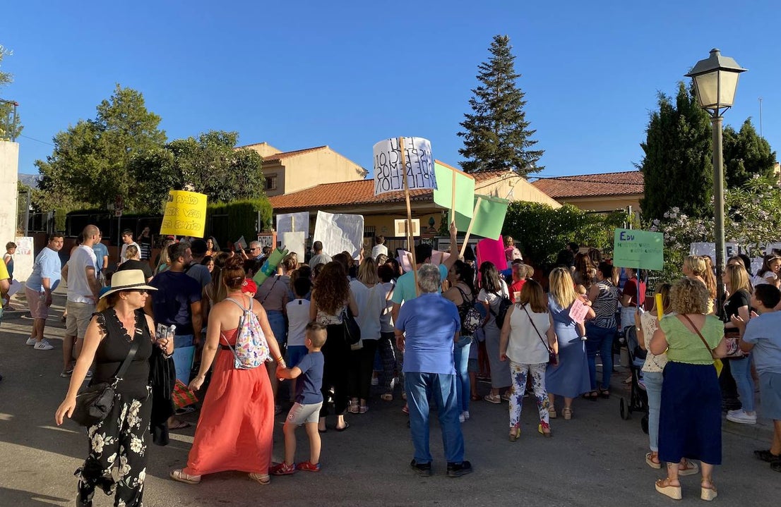 Protesta de madres y padres del colegio Nuestra Señora de las Angustias por el relevo del director.