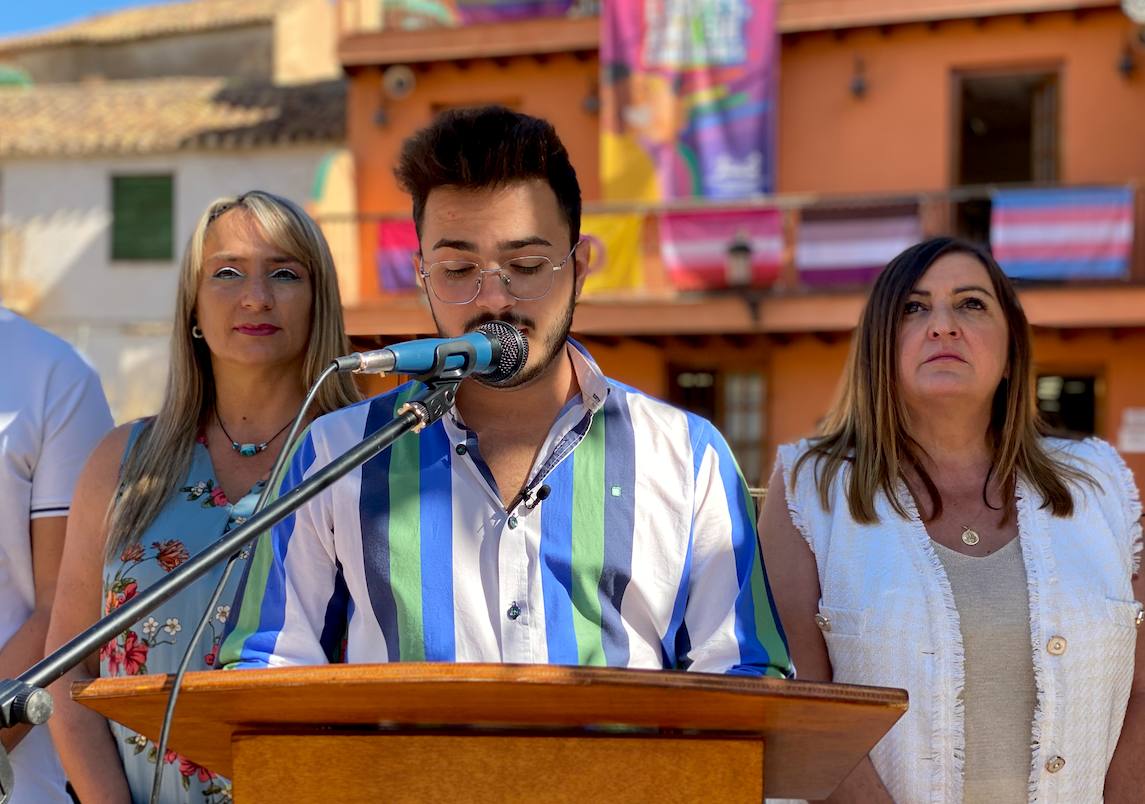 Adrián Molina, concejal de Juventud, lee el manifiesto.