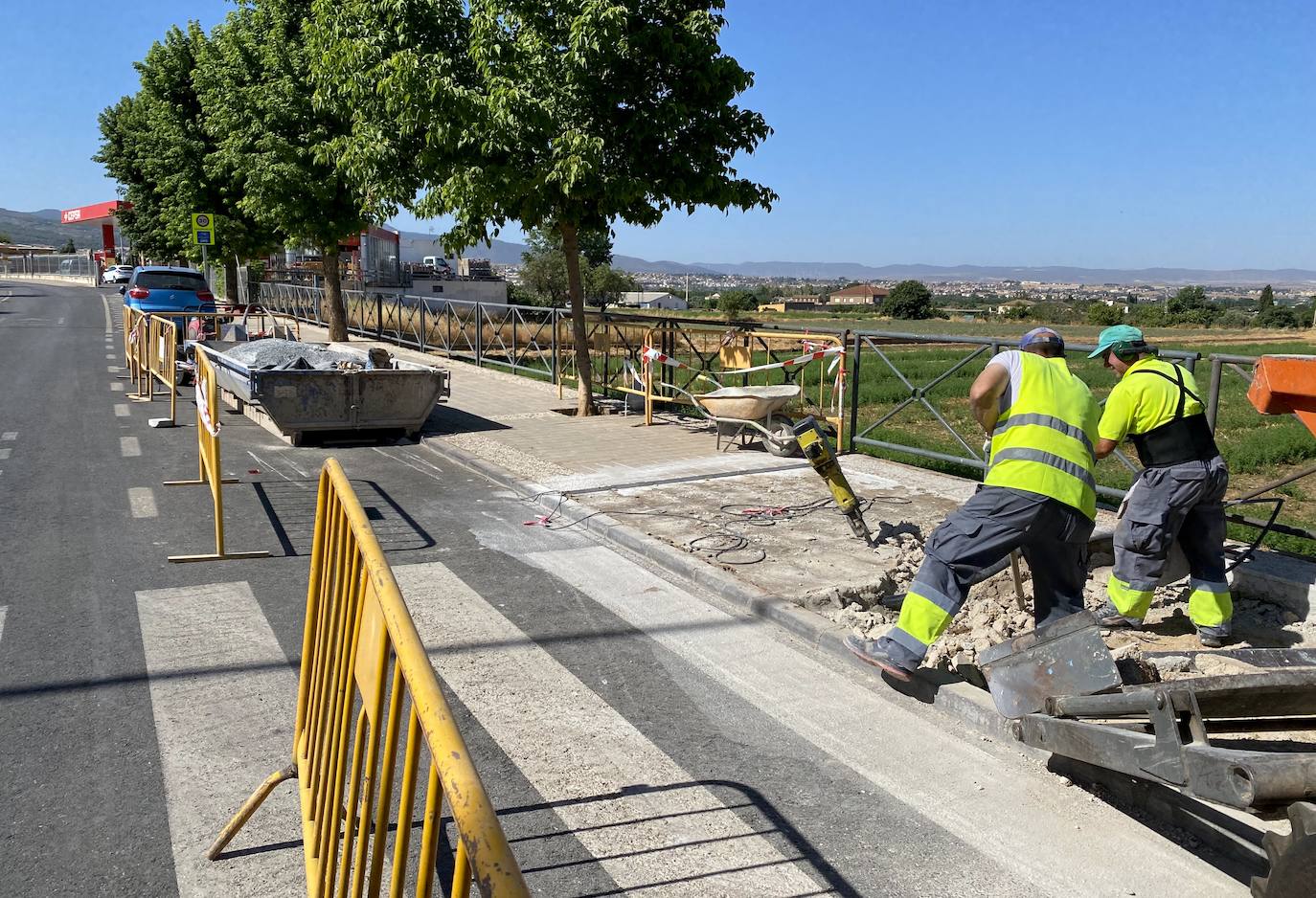 El Ayuntamiento está adaptando aceras en la avenida de Andalucía.