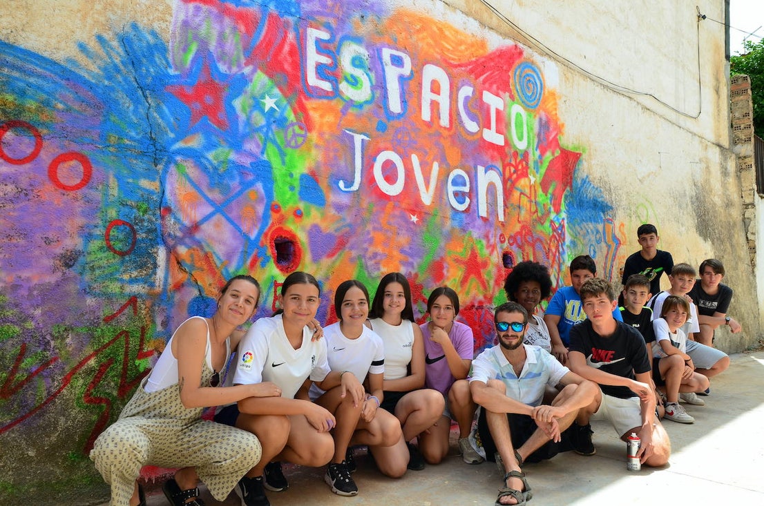 La juventud de Huétor Vega ha hecho hoy un grafiti en el Espacio Joven.