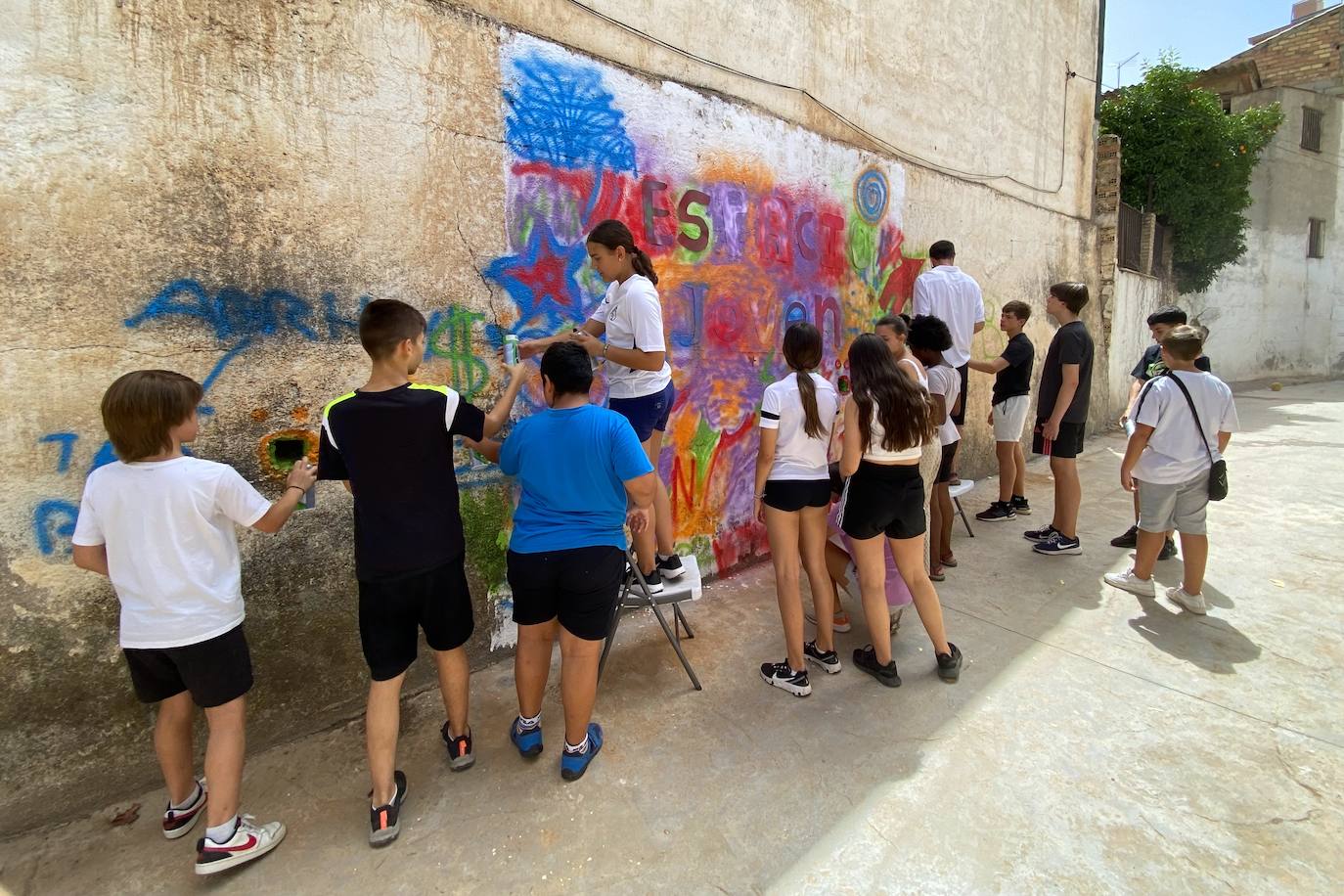La juventud de Huétor Vega ha hecho hoy un grafiti en el Espacio Joven.