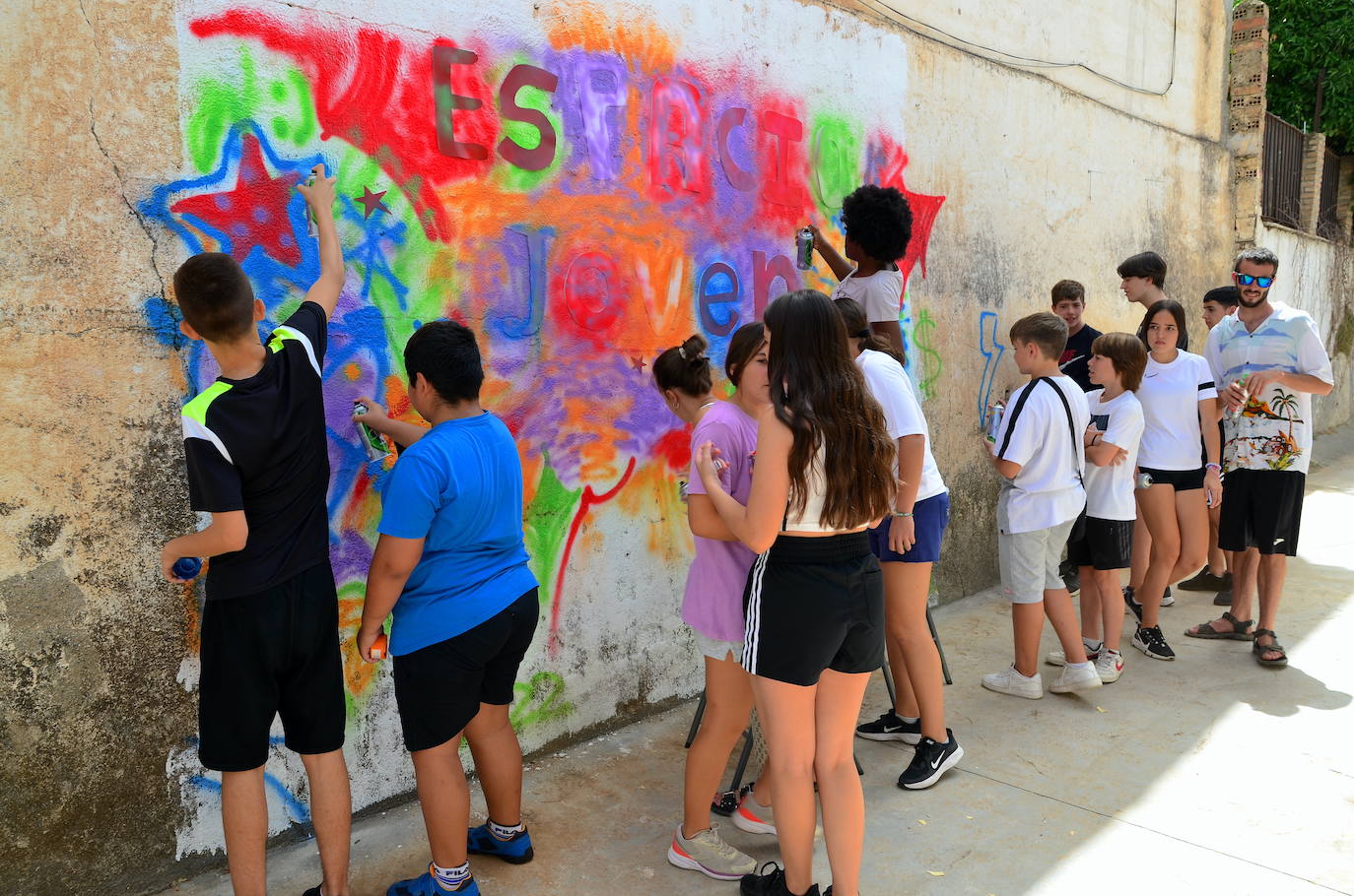 La juventud de Huétor Vega ha hecho hoy un grafiti en el Espacio Joven.