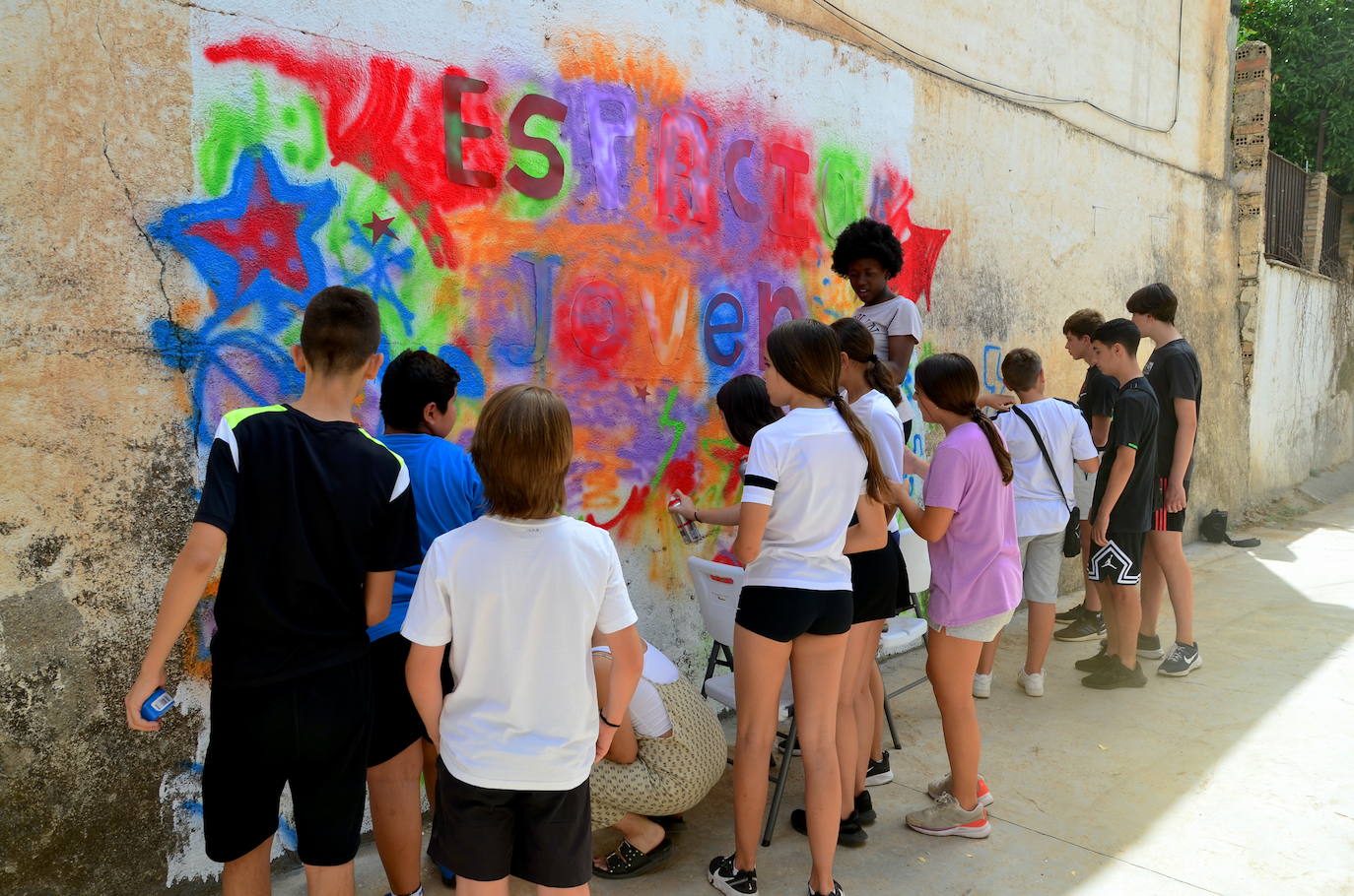 La juventud de Huétor Vega ha hecho hoy un grafiti en el Espacio Joven.