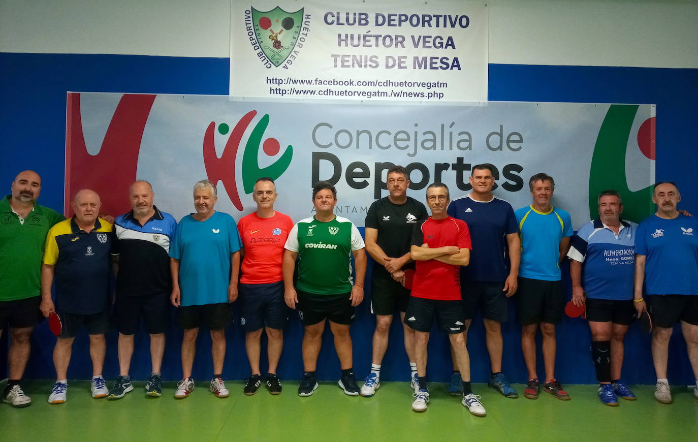 Manuel Valverde, con la camiseta verde del Huétor Vega, en el centro.