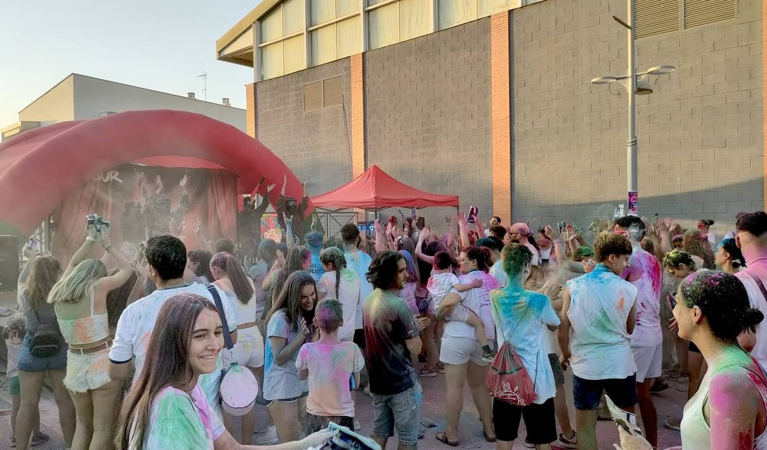 Fiesta Holi organizada por la concejalía de Juventud del Ayuntamiento de Huétor Vega.