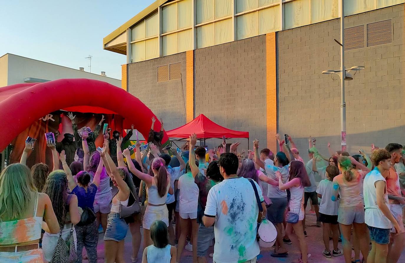 Fiesta Holi organizada por la concejalía de Juventud del Ayuntamiento de Huétor Vega.
