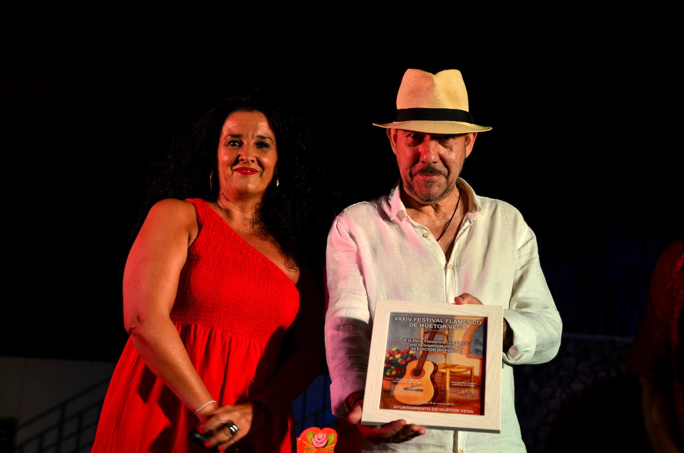 La alcaldesa de Huétor Vega, Elena Duque, y Miguel Baños, presidente de la peña La Parra Flamenca.