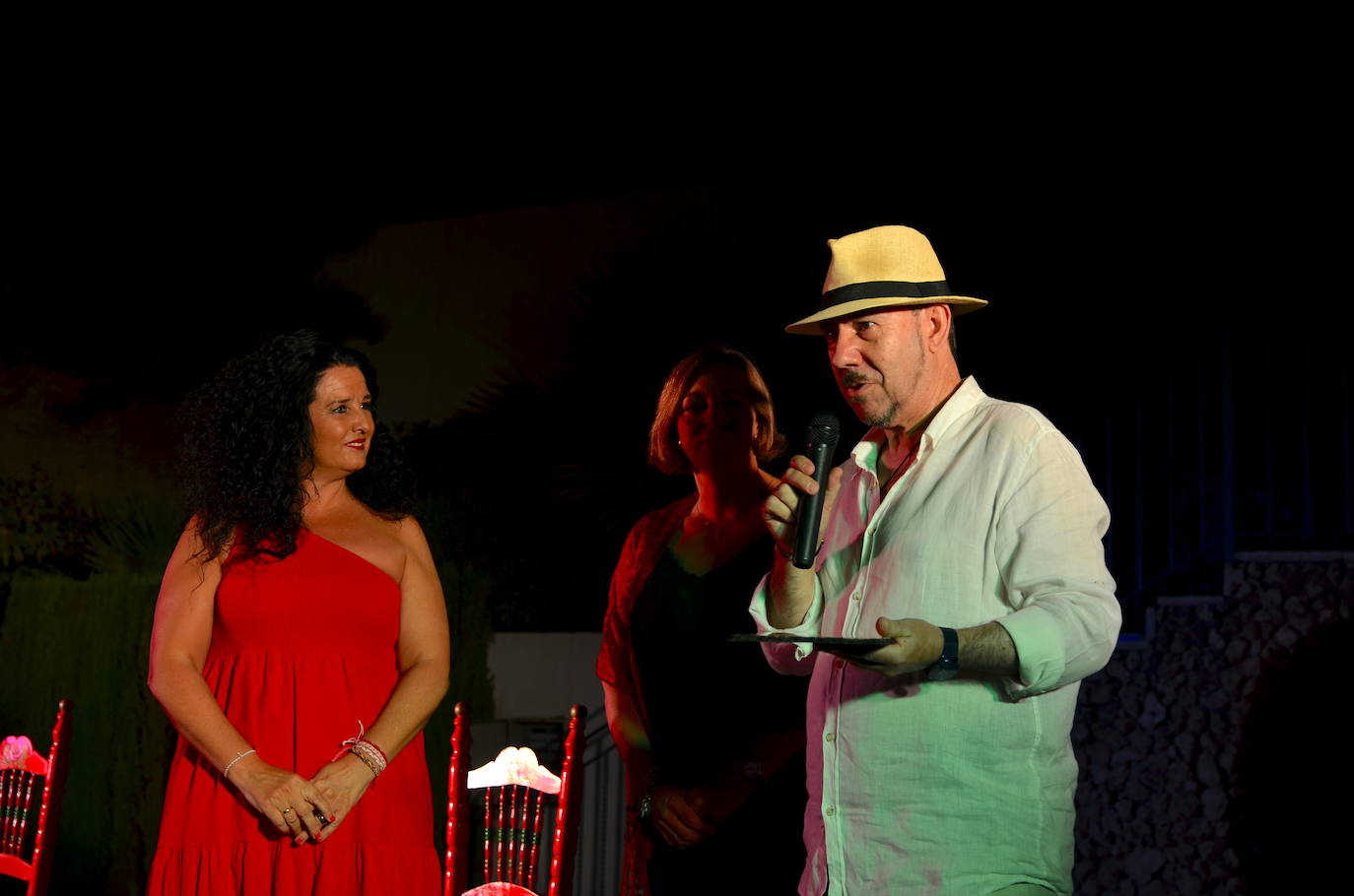 La alcaldesa de Huétor Vega, Elena Duque, con Miguel Baños, presidente de la peña La Parra Flamenca, y Elisa González Pedraza, concejala de Cultura.
