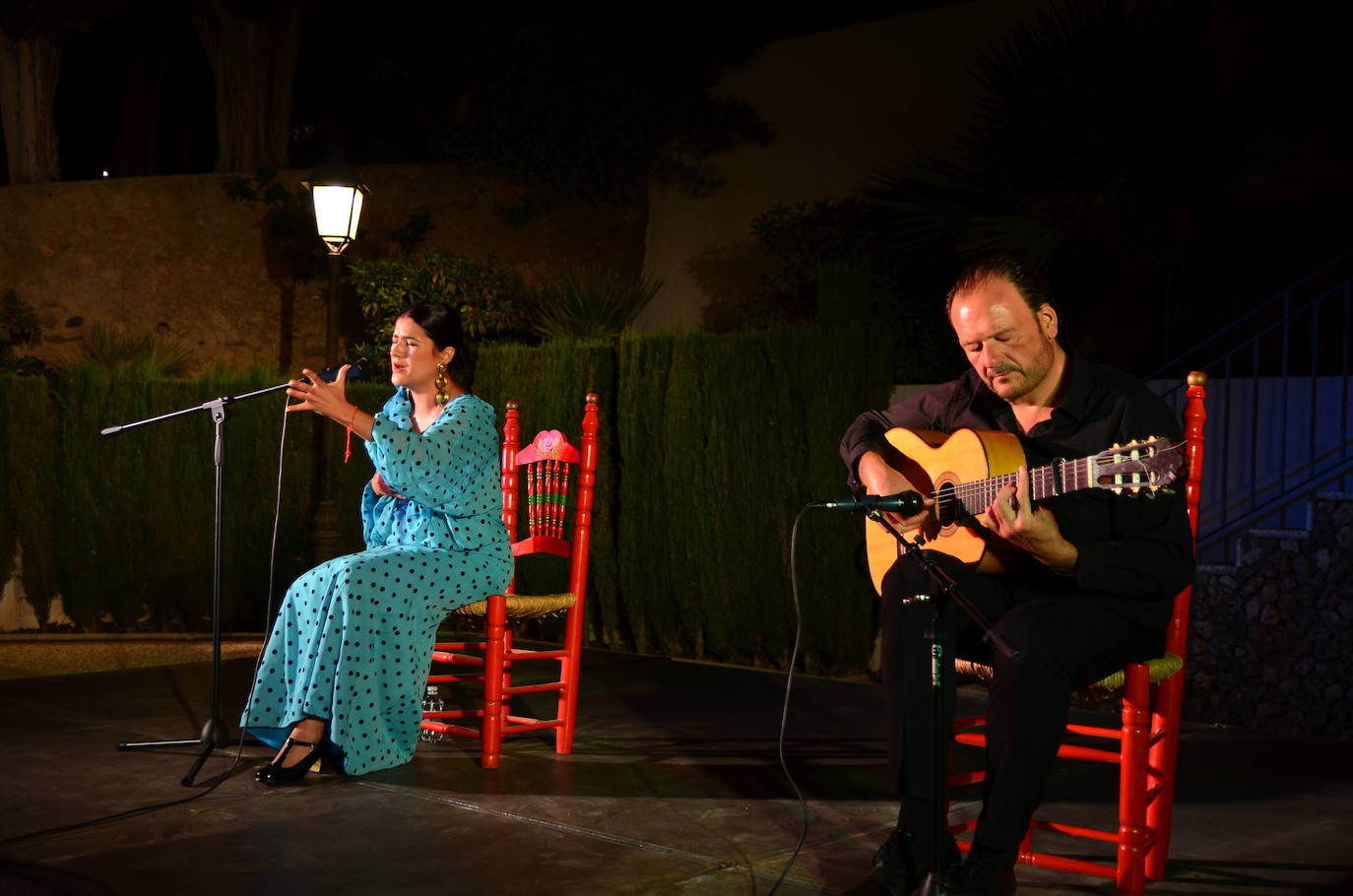 Lucía Leiva, con el guitarrista hueteño Ramón del Paso.