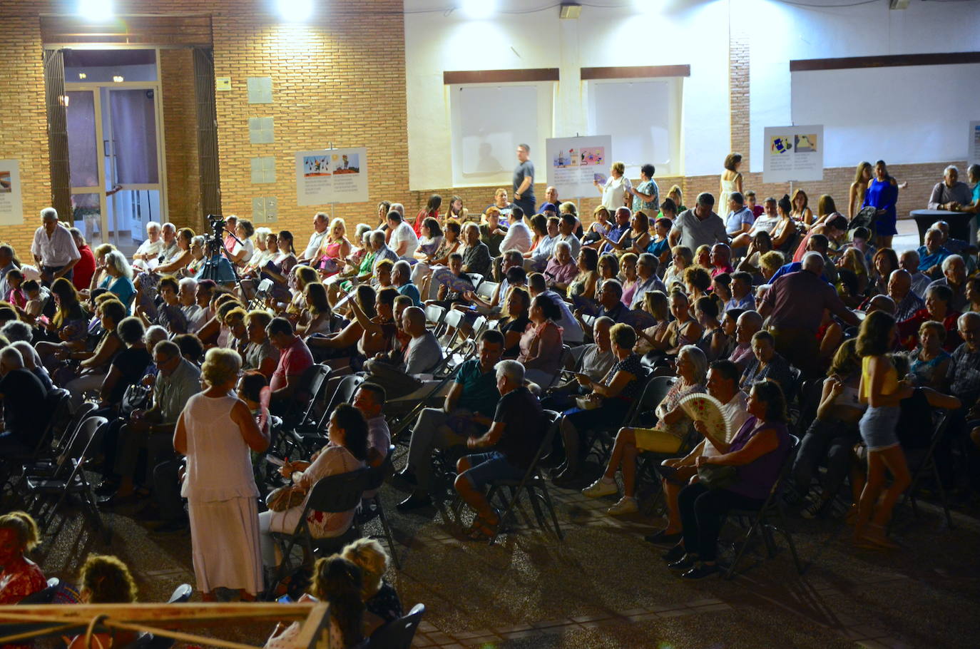 Más de 400 personas acudieron al pregón de las fiestas de Huétor Vega.
