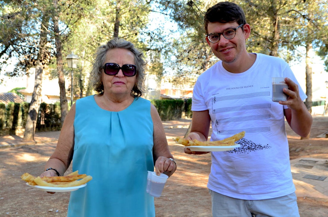 Desayuno popular, con churros, chocolate y la Charanga Vaso Largo, en el Parque de los Pinos de Huétor Vega.