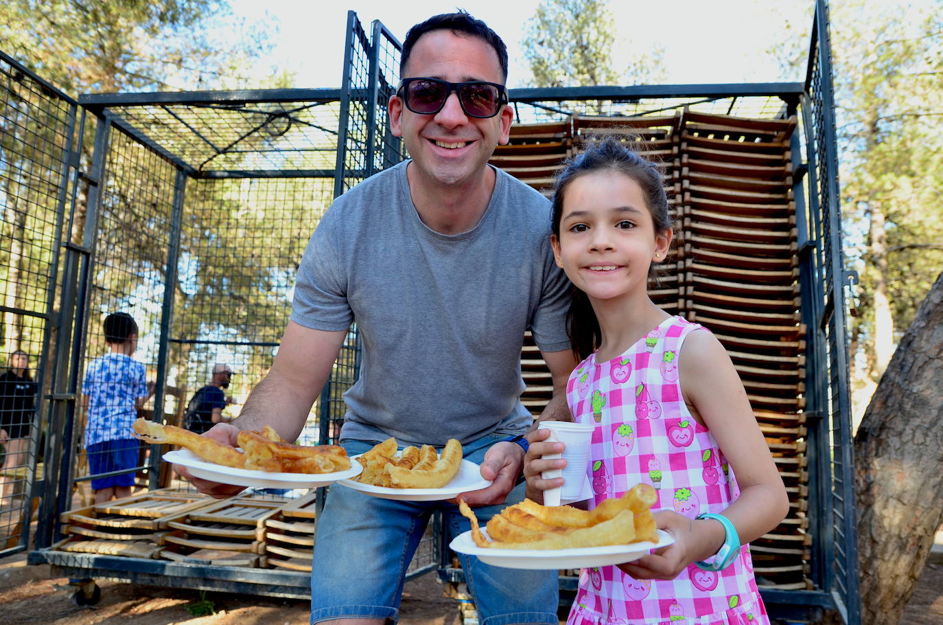 Desayuno popular, con churros, chocolate y la Charanga Vaso Largo, en el Parque de los Pinos de Huétor Vega.