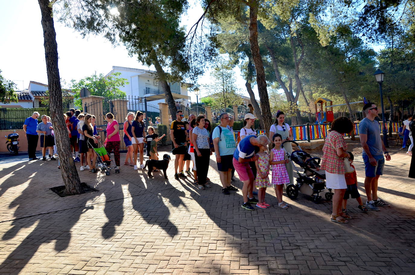 Desayuno popular, con churros, chocolate y la Charanga Vaso Largo, en el Parque de los Pinos de Huétor Vega.