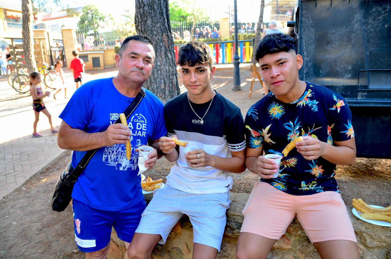Desayuno popular, con churros, chocolate y la Charanga Vaso Largo, en el Parque de los Pinos de Huétor Vega.