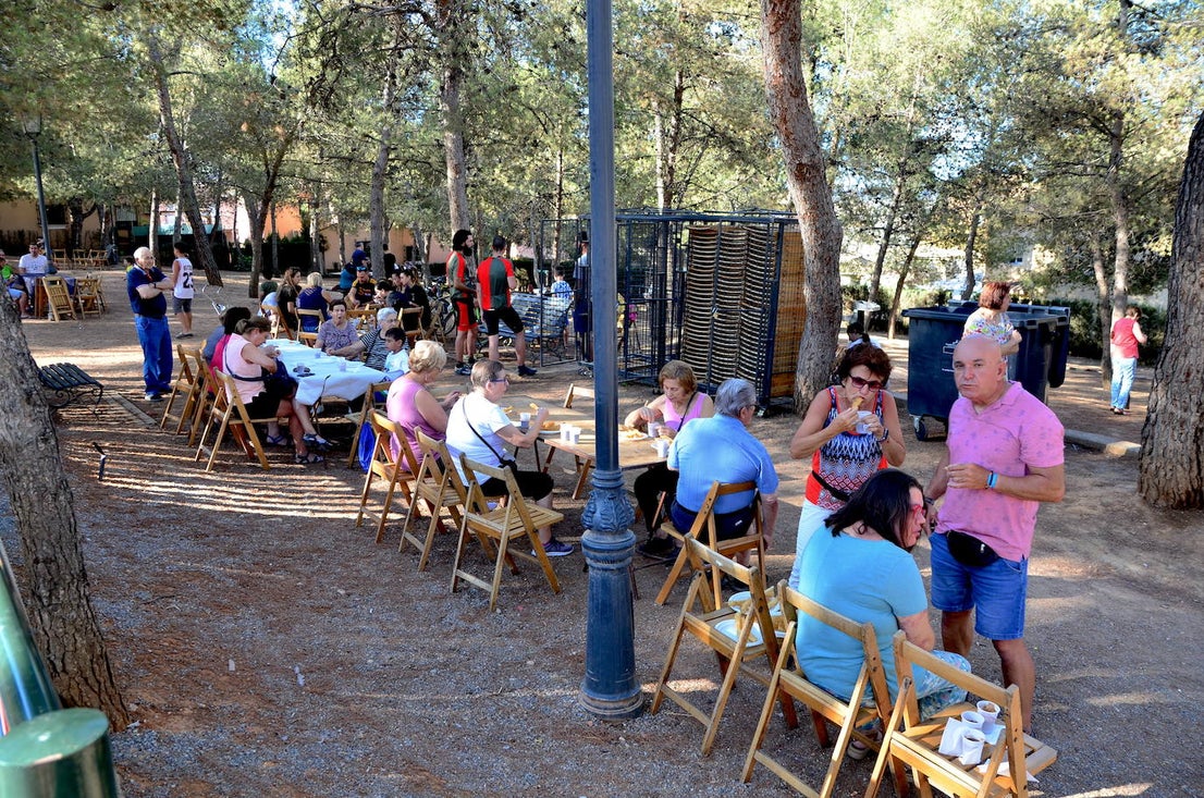 Desayuno popular, con churros, chocolate y la Charanga Vaso Largo, en el Parque de los Pinos de Huétor Vega.