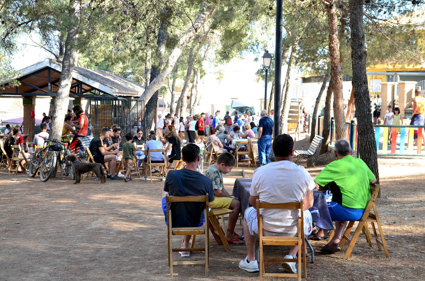 Desayuno popular, con churros, chocolate y la Charanga Vaso Largo, en el Parque de los Pinos de Huétor Vega.