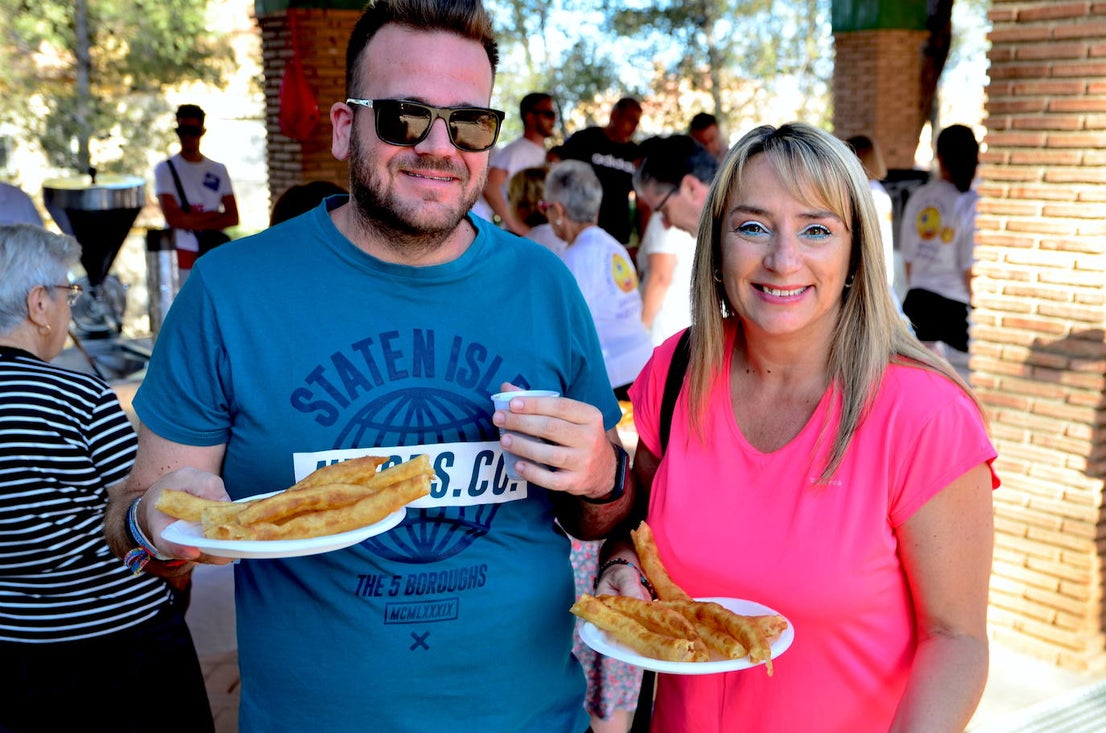 Desayuno popular, con churros, chocolate y la Charanga Vaso Largo, en el Parque de los Pinos de Huétor Vega.