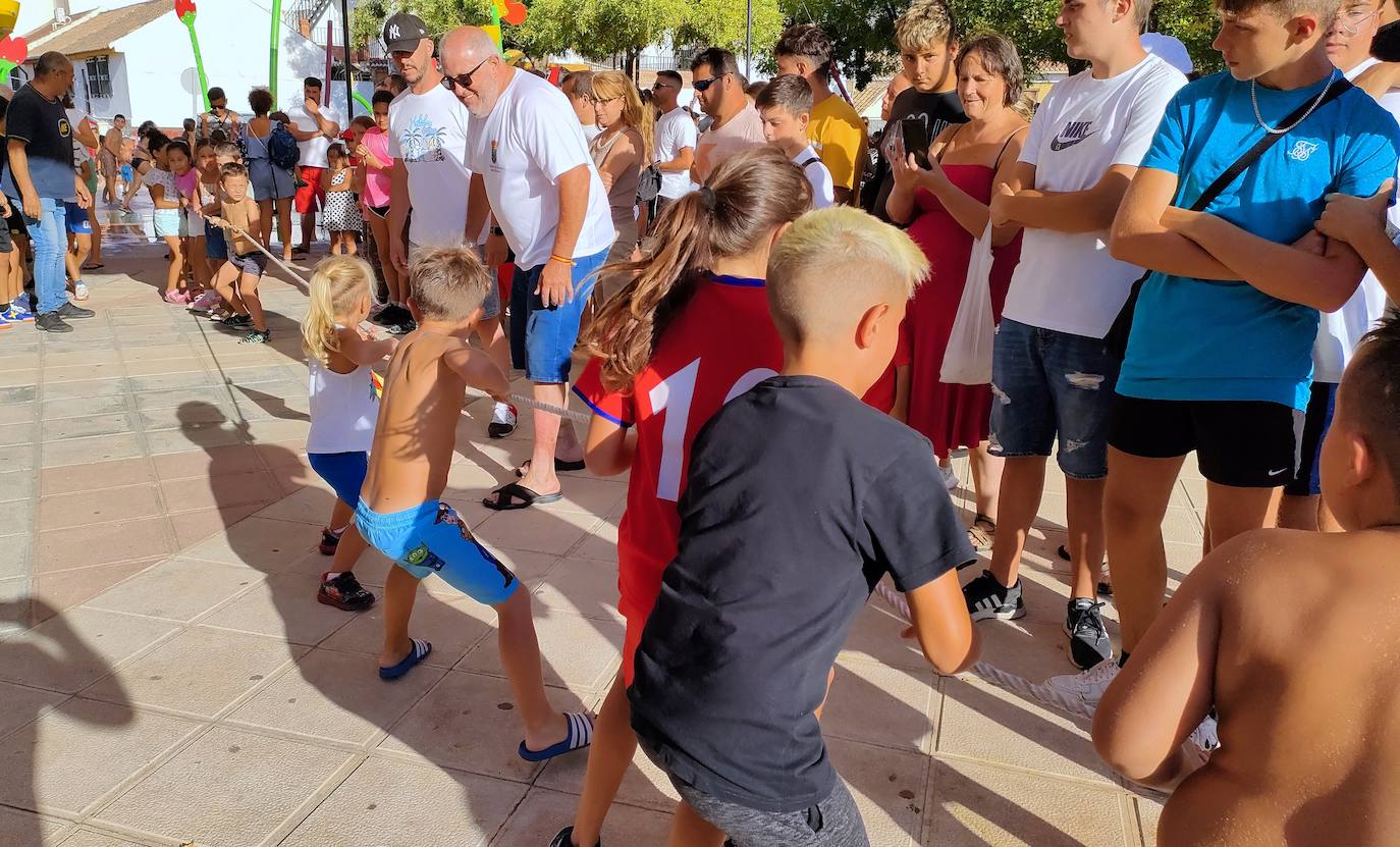 Juegos tradicionales en la plaza Abdal Malik de Huétor Vega.