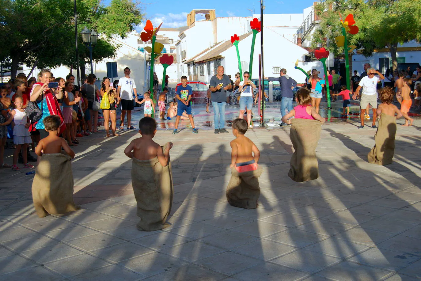 Juegos tradicionales en la plaza Abdal Malik de Huétor Vega.