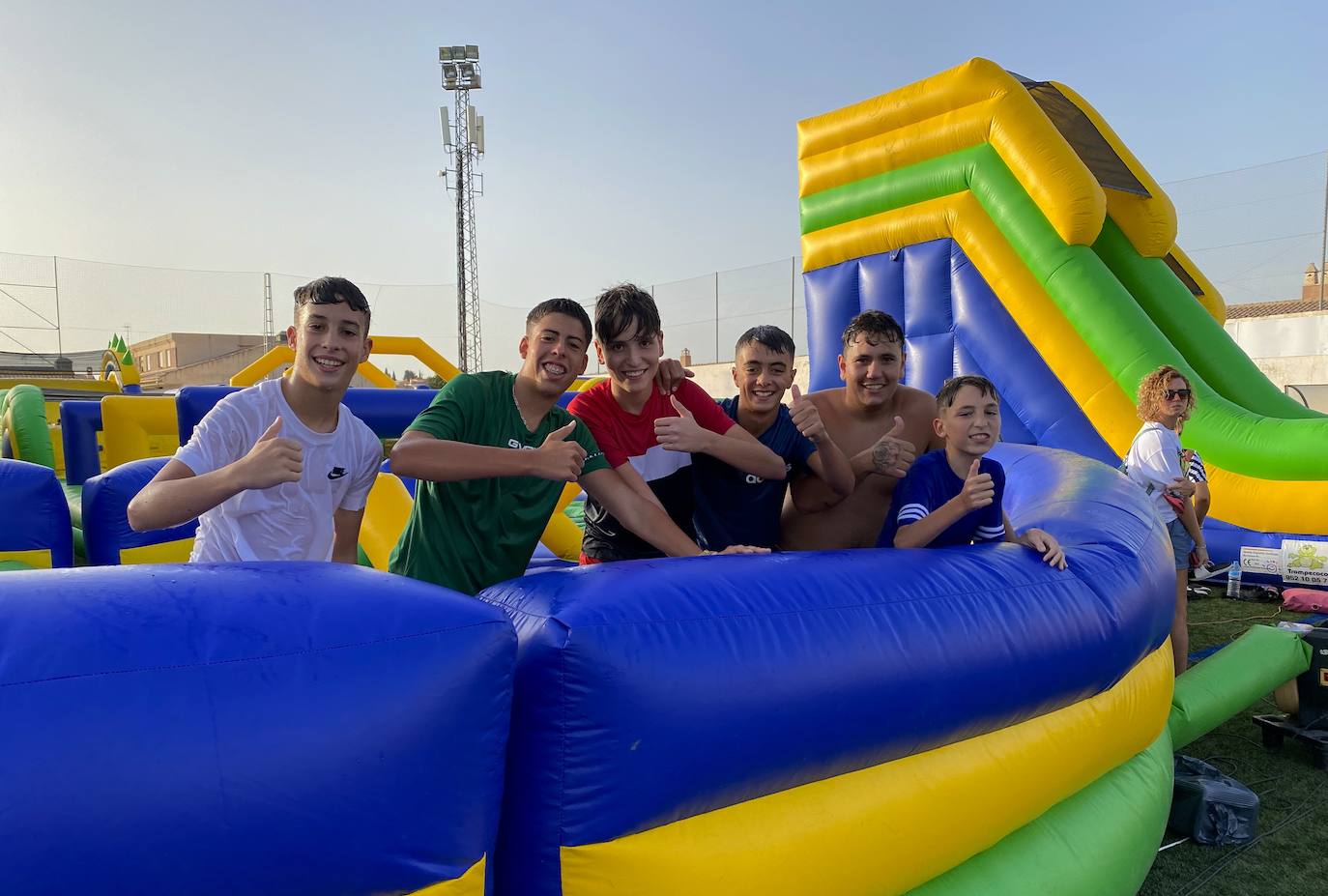 Los niños y niñas de Huétor Vega, en el colchón de agua más grande de Andalucía, instalado en el campo de fútbol municipal.