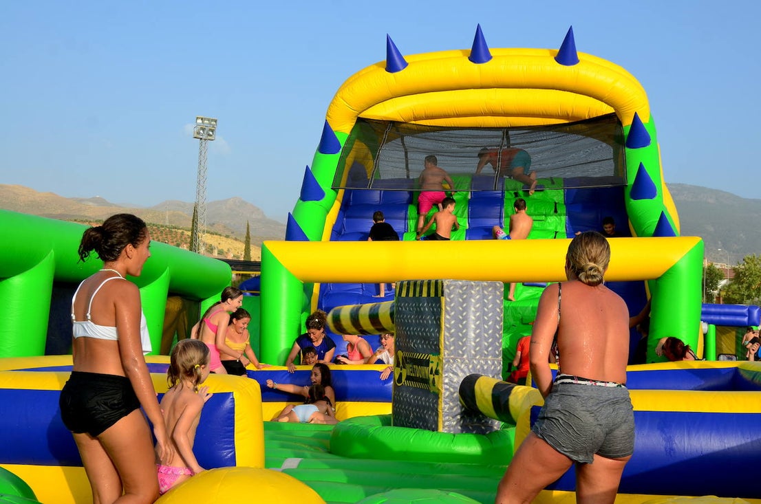 Los niños y niñas de Huétor Vega, en el colchón de agua más grande de Andalucía, instalado en el campo de fútbol municipal.