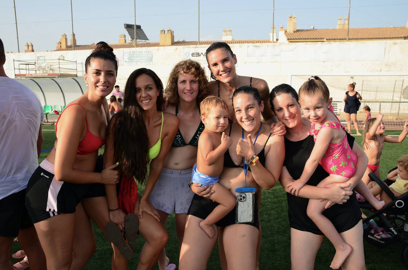 Los niños y niñas de Huétor Vega, en el colchón de agua más grande de Andalucía, instalado en el campo de fútbol municipal.