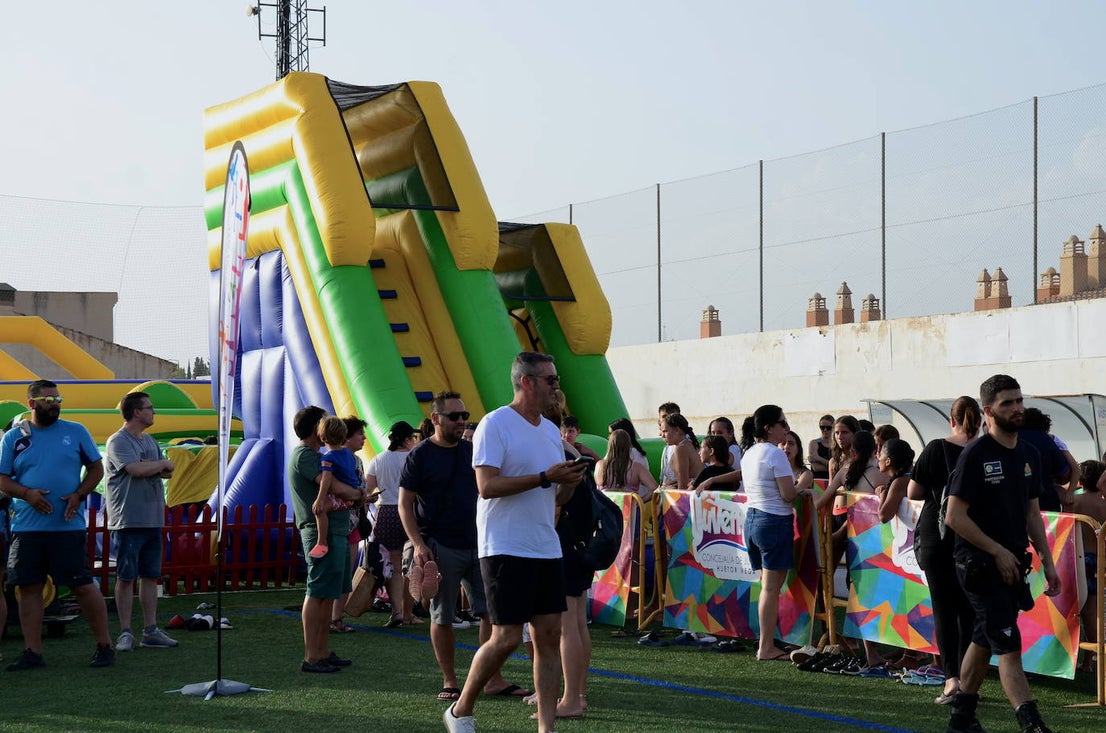 Los niños y niñas de Huétor Vega, en el colchón de agua más grande de Andalucía, instalado en el campo de fútbol municipal.