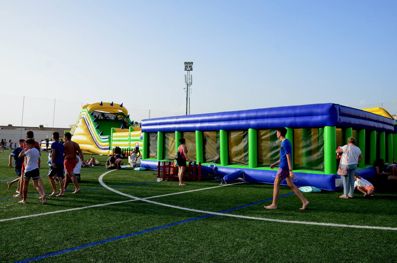 Los niños y niñas de Huétor Vega, en el colchón de agua más grande de Andalucía, instalado en el campo de fútbol municipal.