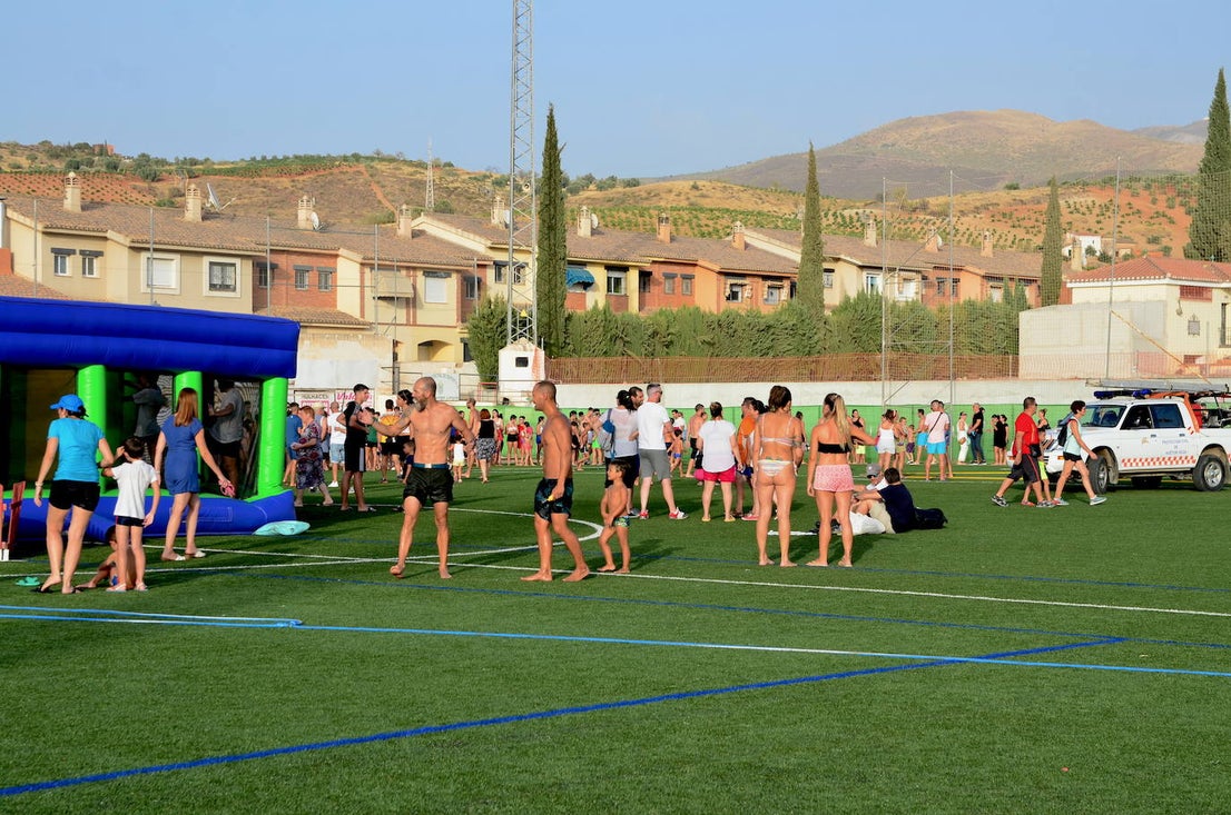 Los niños y niñas de Huétor Vega, en el colchón de agua más grande de Andalucía, instalado en el campo de fútbol municipal.