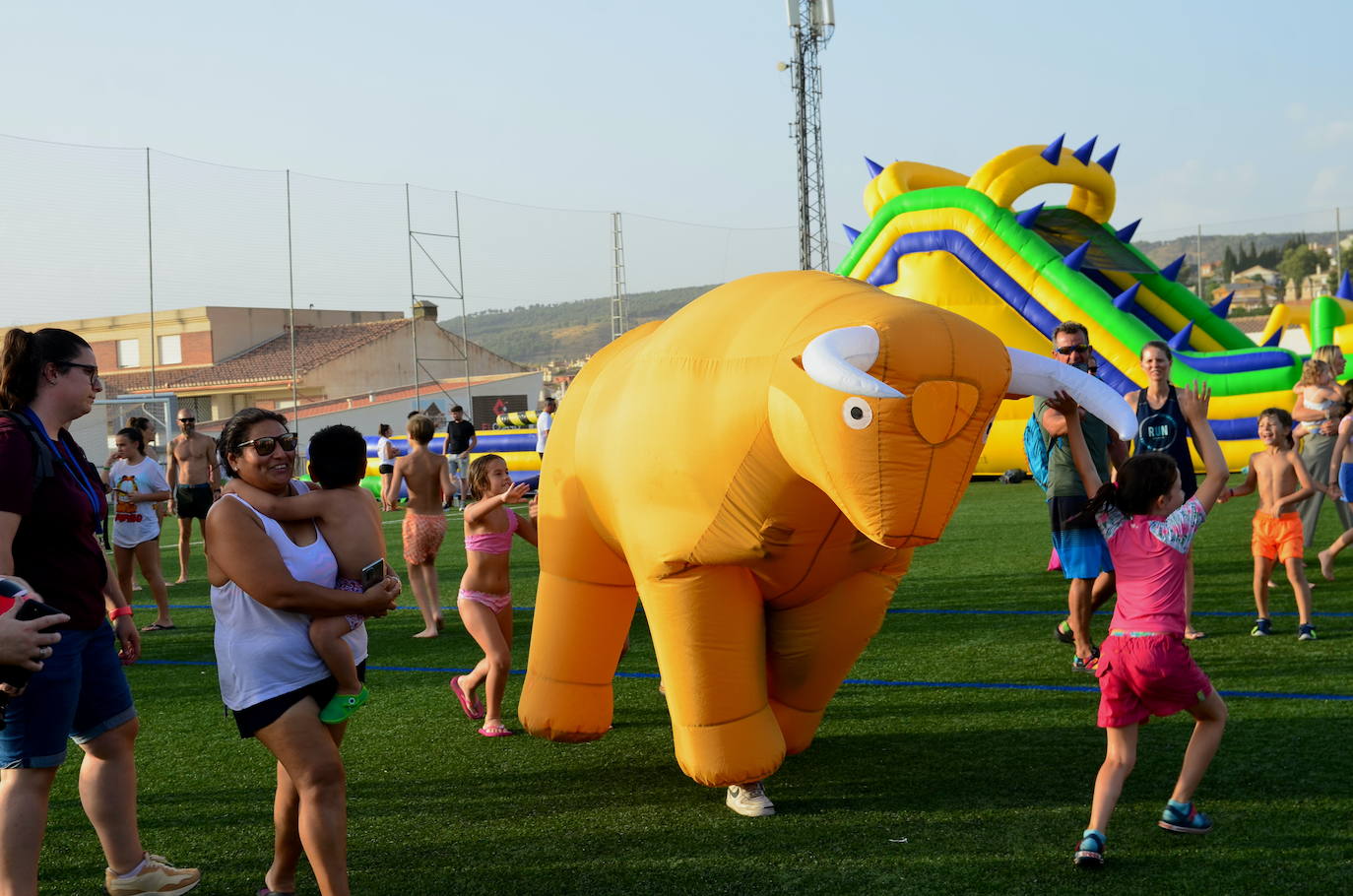 Encierro de toros hinchables en las fiestas de Huétor Vega.