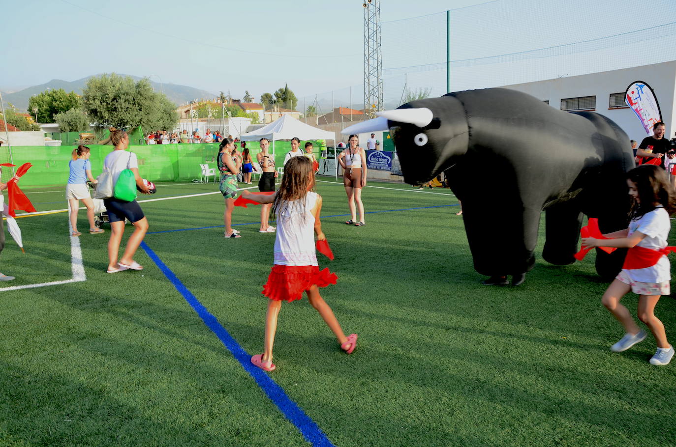 Encierro de toros hinchables en las fiestas de Huétor Vega.