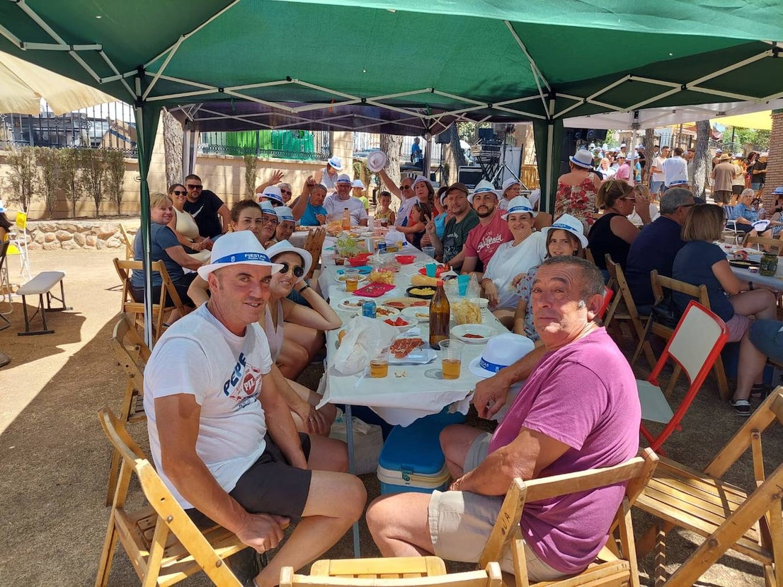 La paella popular en Parque de los Pinos, uno de los encuentros más esperados de las fiestas de Huétor Vega.