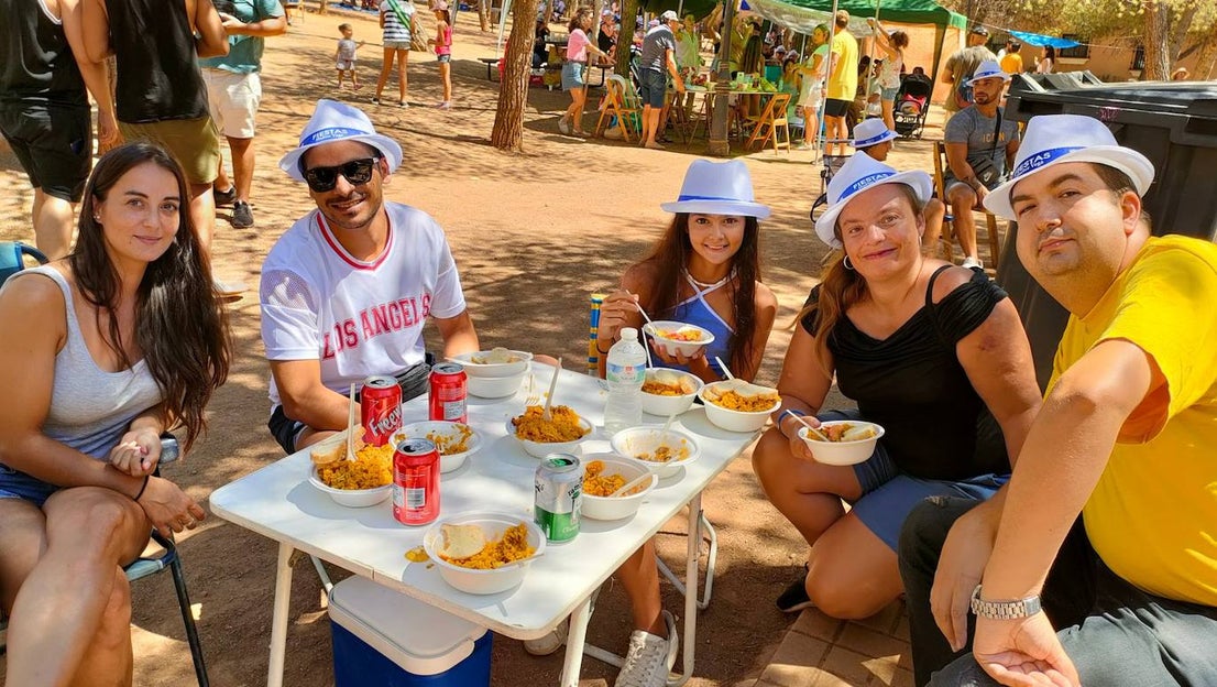 La paella popular en Parque de los Pinos, uno de los encuentros más esperados de las fiestas de Huétor Vega.