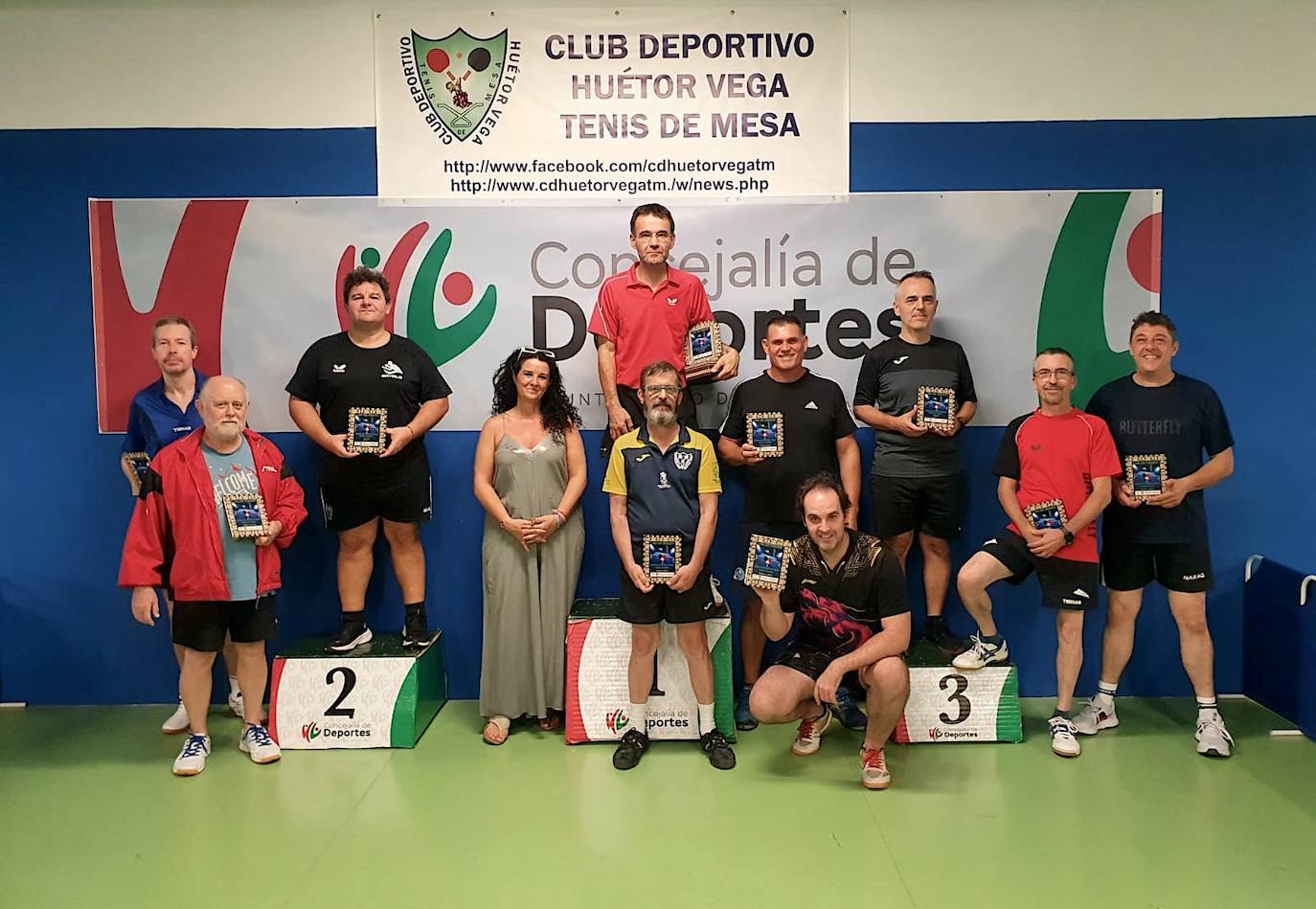 Los participantes recibieron un recuerdo de la primera Liga de Verano de Huétor Vega.