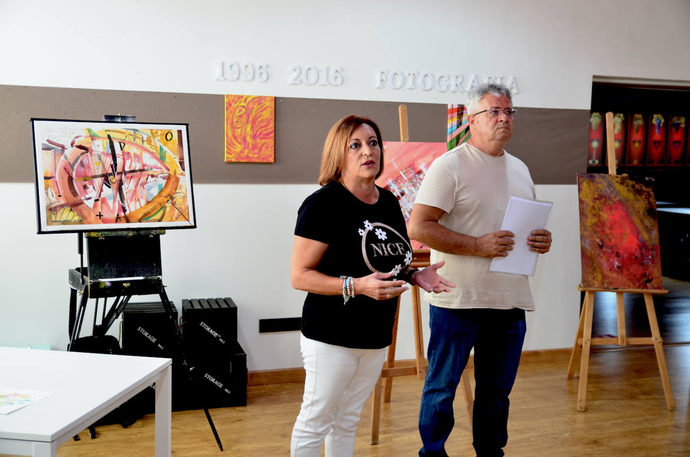 La concejala de Cultura de Huétor Vega, Elisa González Pedraza, durante el anuncio de los ganadores.