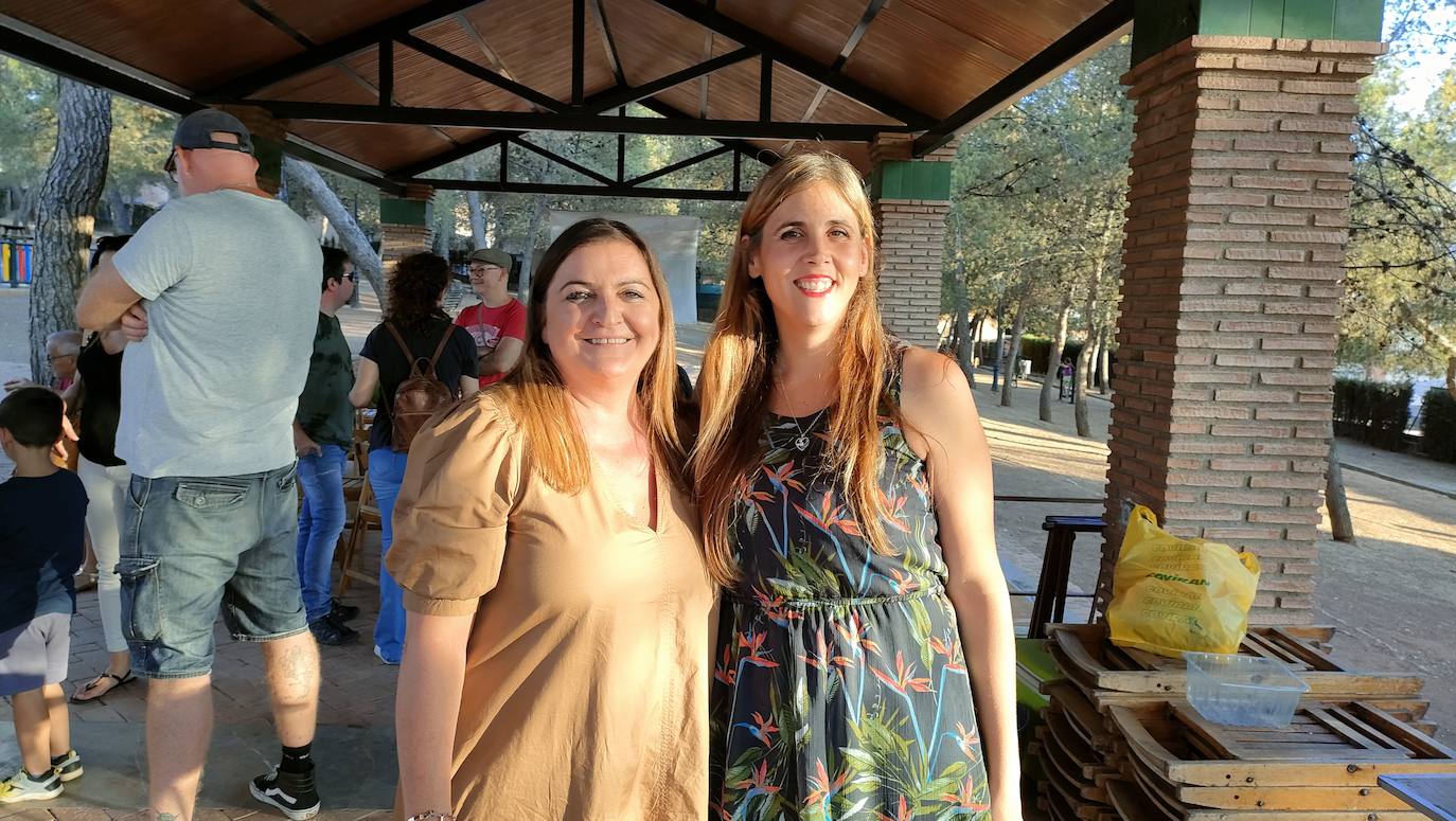 Lola Aguayo, concejala de Medio Ambiente, con Beatriz Sánchez, responsable del Aula Ambiental.