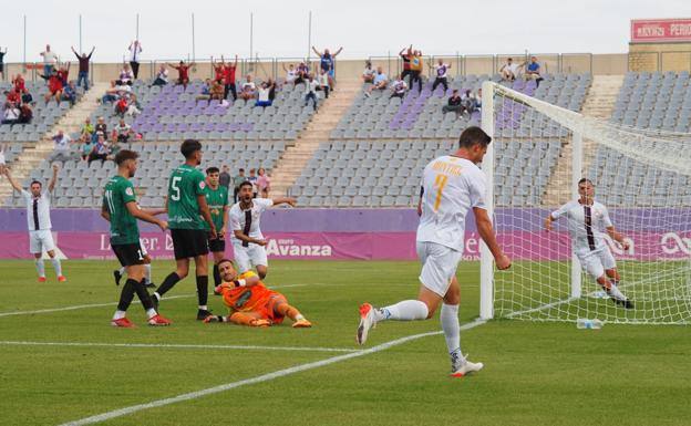 Los jugadores del Real Jaén celebran el primer tanto, obra de Antonio Montiel.