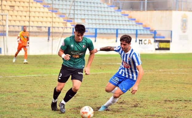 Chava y Aguilar, en un lance del partido disputado en Motril.