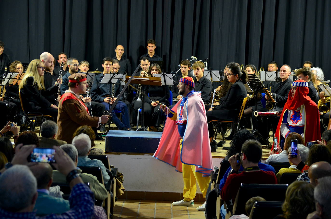La Banda de Música de Huétor Vega celebró Santa Cecilia con un homenaje a las fiestas de Moros y Cristianos en el Centro Social La Nava.