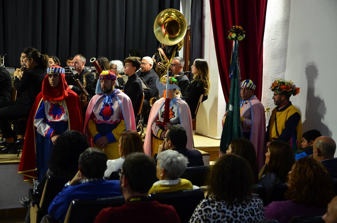 La Banda de Música de Huétor Vega celebró Santa Cecilia con un homenaje a las fiestas de Moros y Cristianos en el Centro Social La Nava.