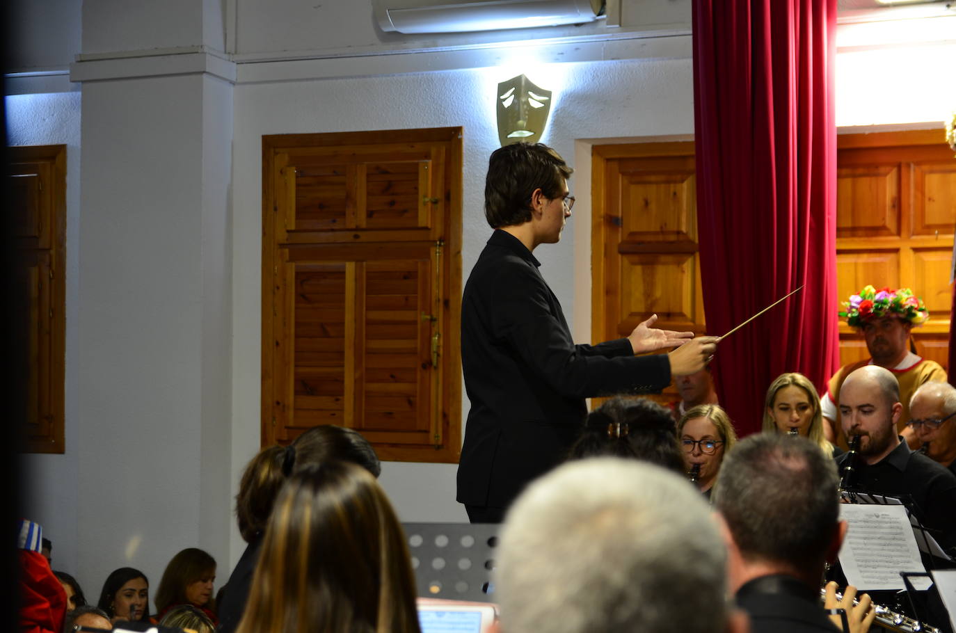 La Banda de Música de Huétor Vega celebró Santa Cecilia con un homenaje a las fiestas de Moros y Cristianos en el Centro Social La Nava.