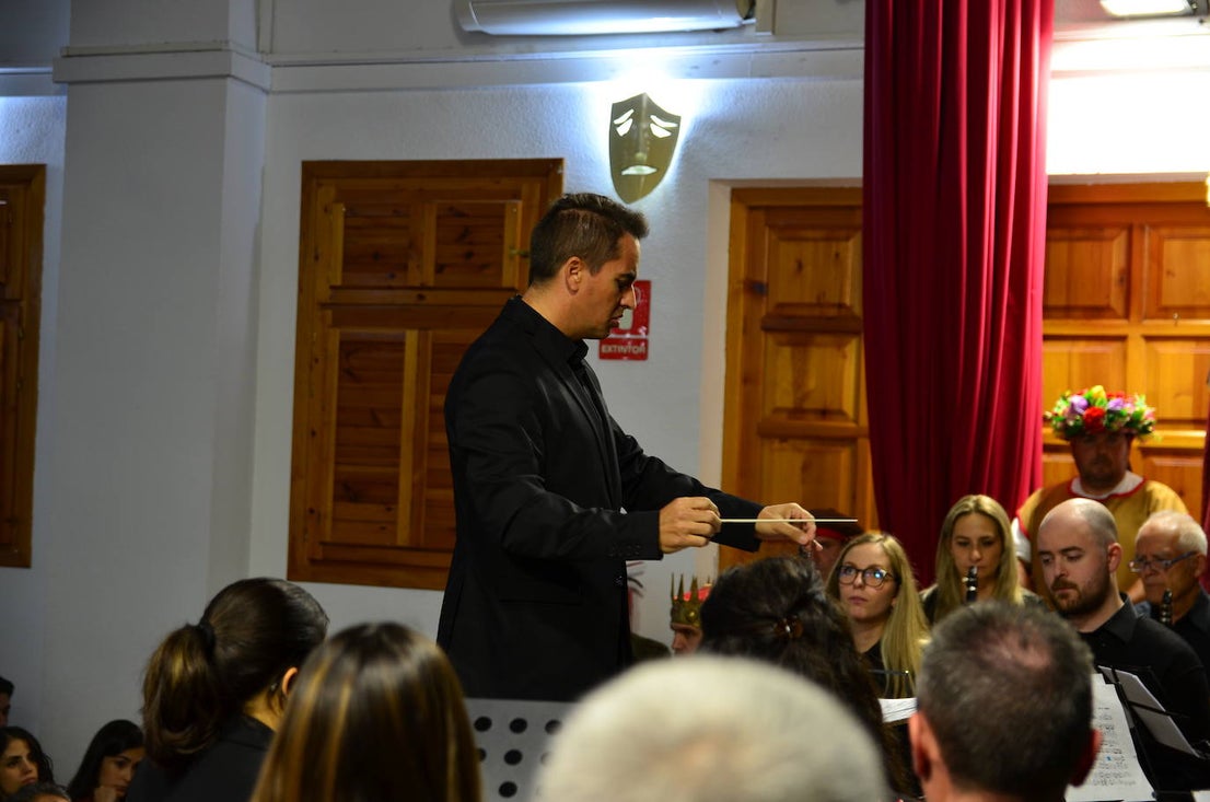 La Banda de Música de Huétor Vega celebró Santa Cecilia con un homenaje a las fiestas de Moros y Cristianos en el Centro Social La Nava.
