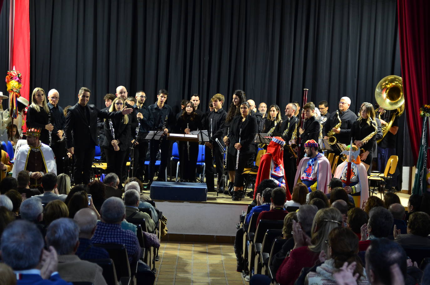 La Banda de Música de Huétor Vega celebró Santa Cecilia con un homenaje a las fiestas de Moros y Cristianos en el Centro Social La Nava.
