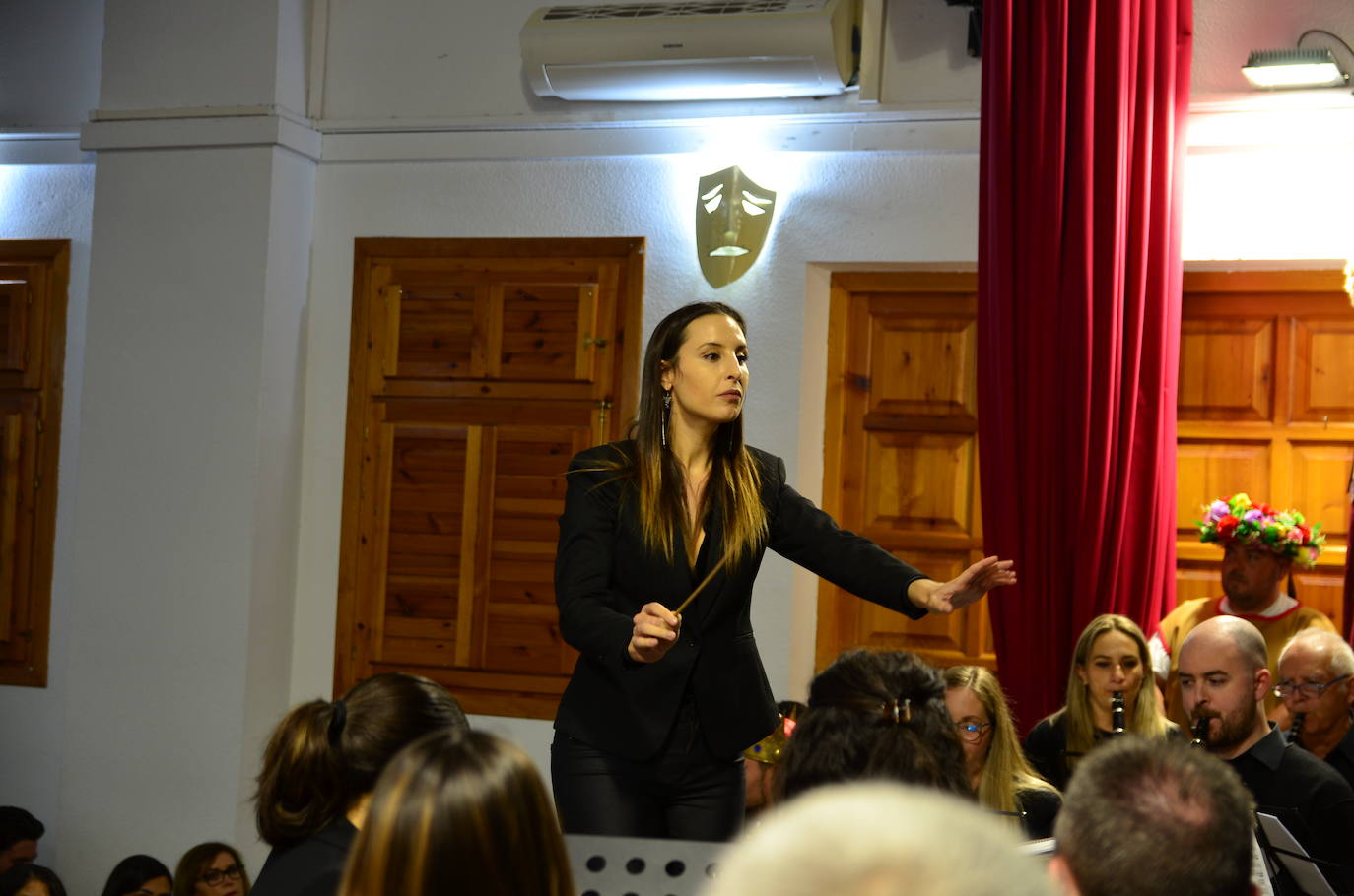 La Banda de Música de Huétor Vega celebró Santa Cecilia con un homenaje a las fiestas de Moros y Cristianos en el Centro Social La Nava.