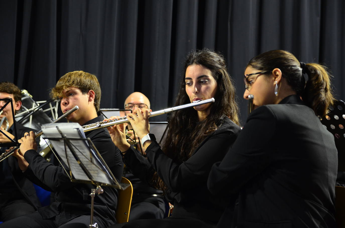 La Banda de Música de Huétor Vega celebró Santa Cecilia con un homenaje a las fiestas de Moros y Cristianos en el Centro Social La Nava.